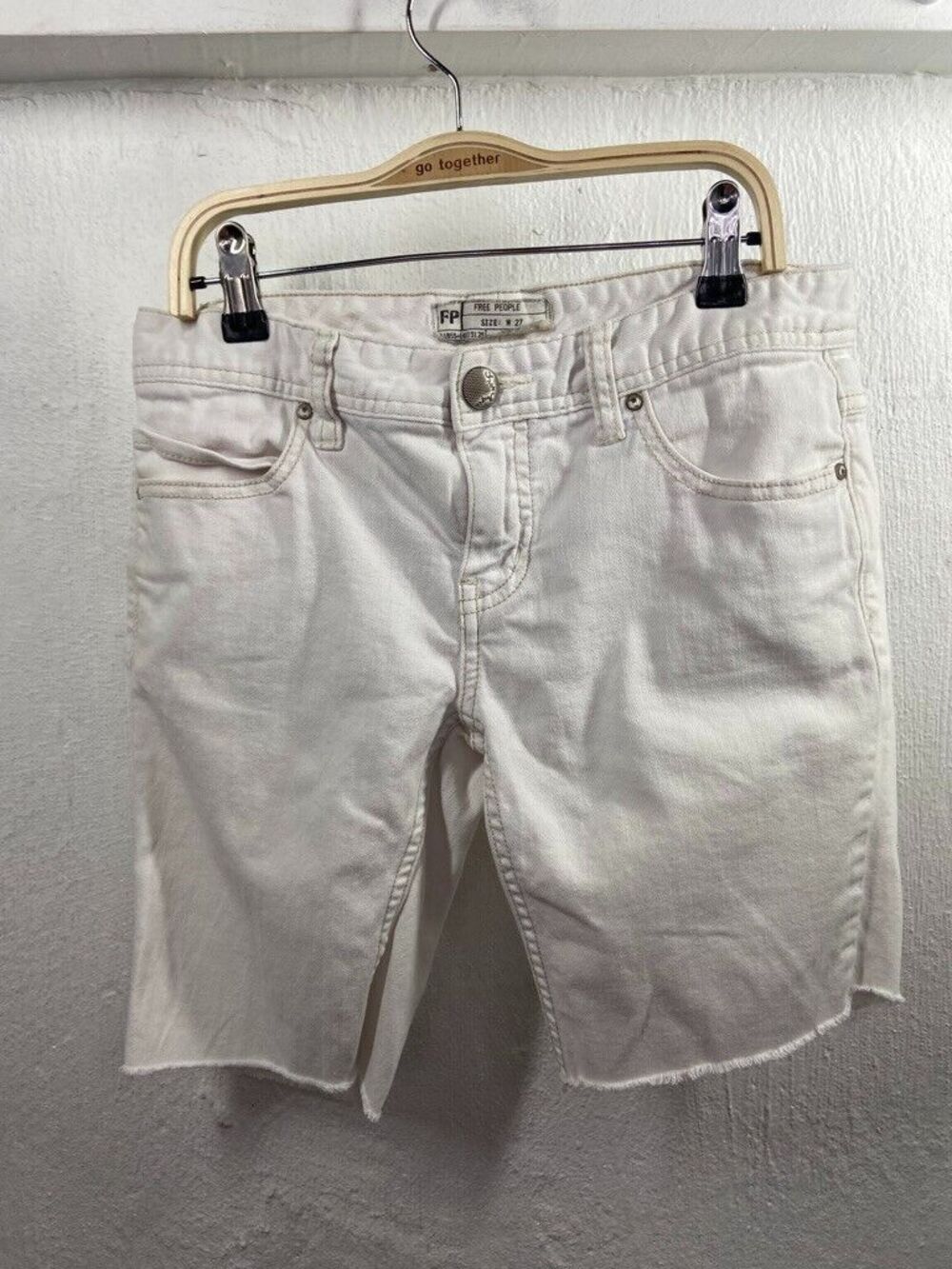 FREE PEOPLE WOMENS SIZE 27 X 7.5 WHITE JEAN SHORTS RAW HEM